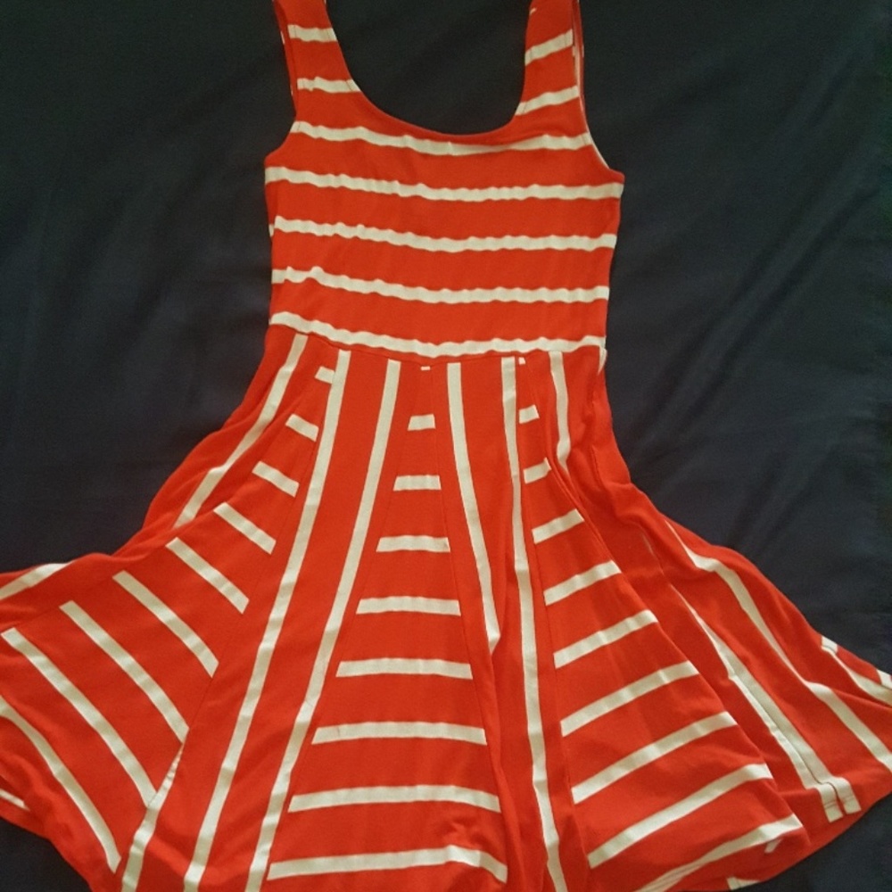 ORANGE AND WHITE SUMMER DRESS SIZE SMALL